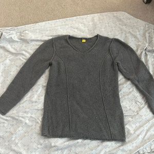 Cabela’s women gray tunic sweater. Distressed style with raised seams. Size L